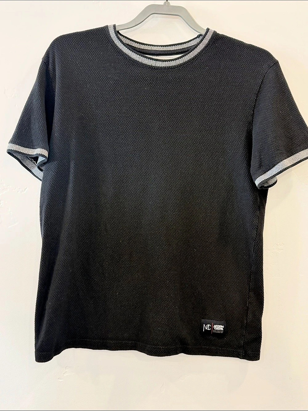 Modern Culture Short Sleeve Textured Tee in Black & White Large Like New